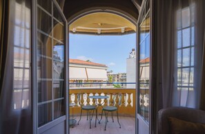 Junior Double or Twin Room, 1 Bedroom | 1 bedroom, premium bedding, minibar, in-room safe