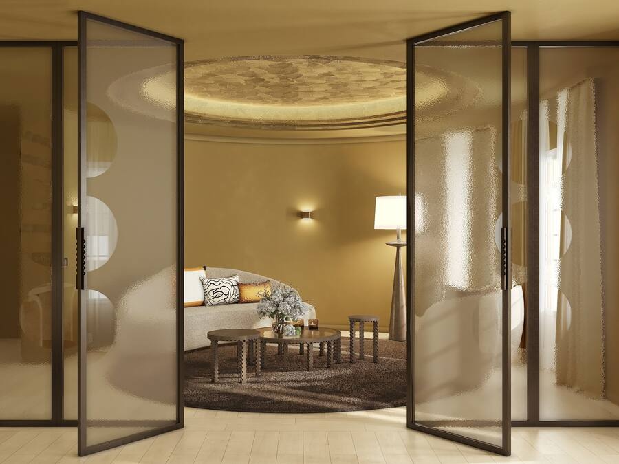 Une pièce avec un lit, une table ronde et une lampe.