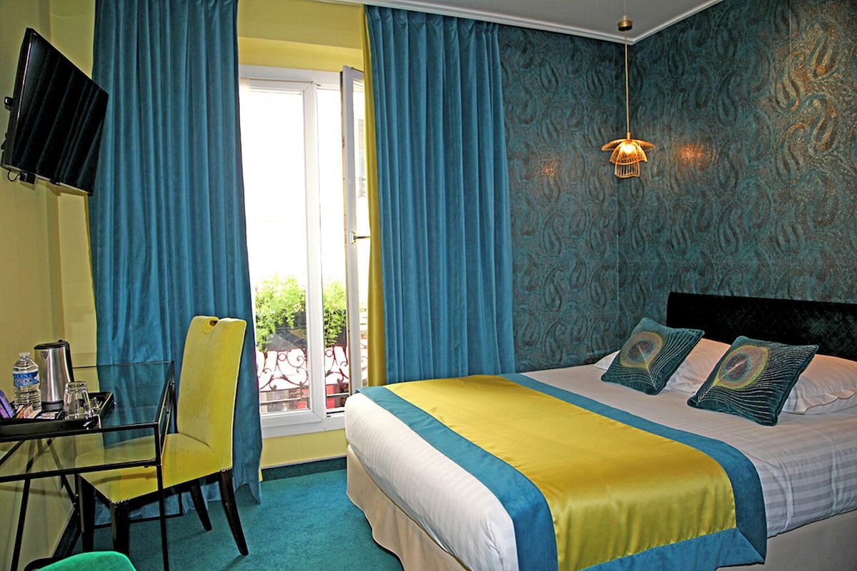 Classic Room, 1 Katil Ratu (Queen), Non Smoking | Peralatan tempat tidur premium, peti besi dalam bilik, meja 