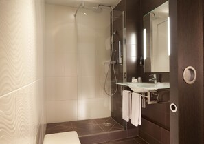 Family Room, Multiple Beds, Non Smoking | Bathroom | Free toiletries, hair dryer, towels