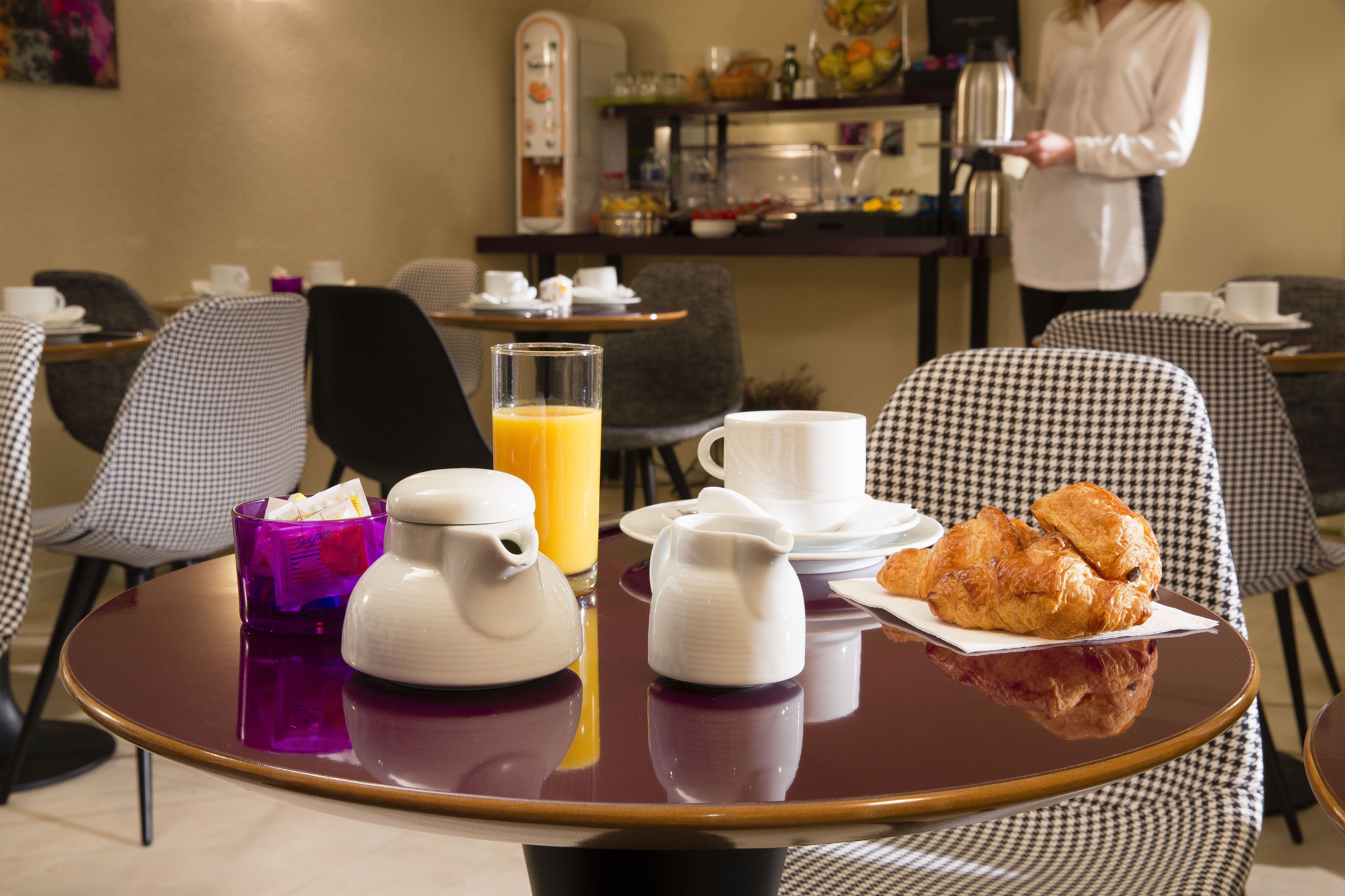 daily buffet breakfast for a fee