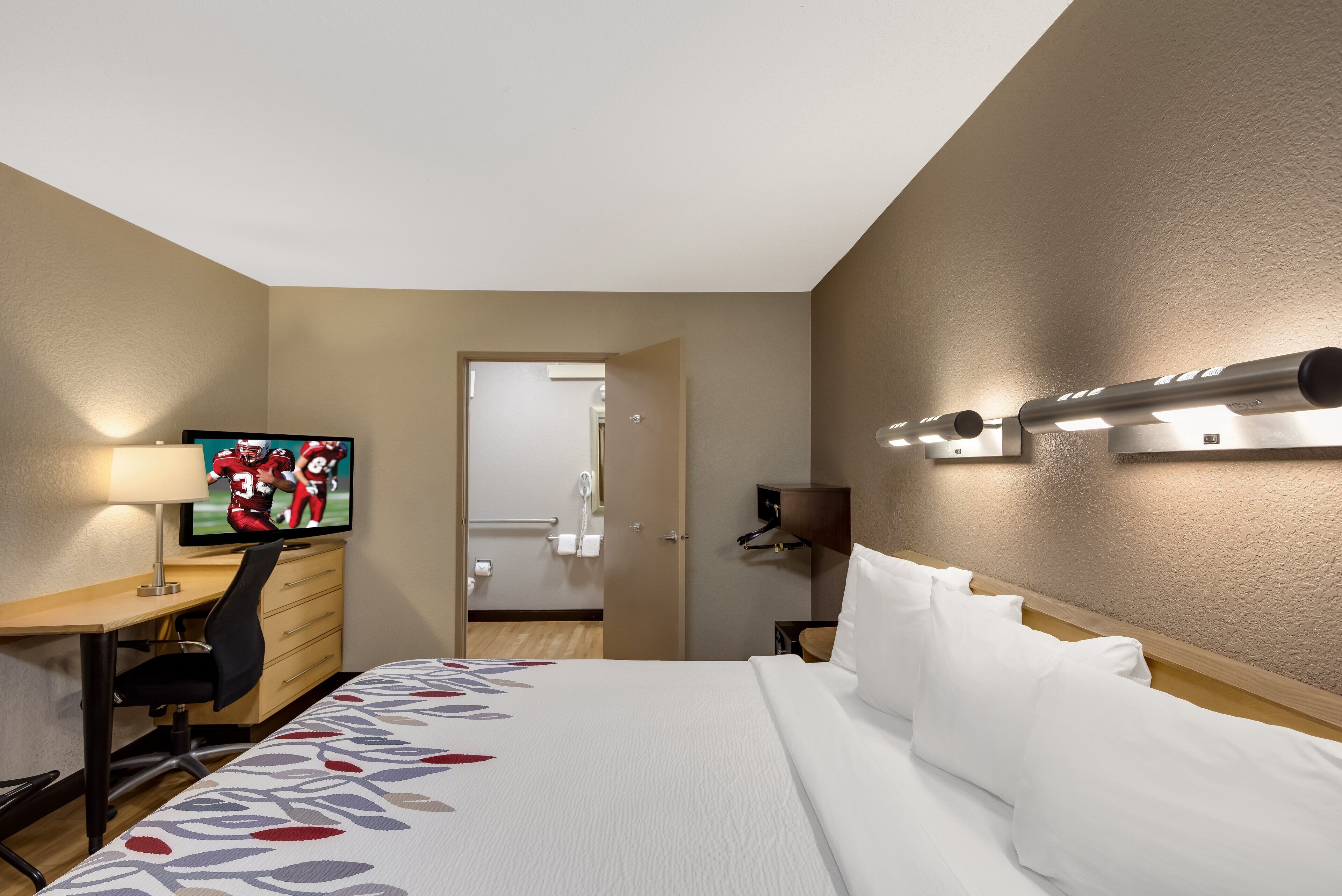 مكتب ومساحة عمل للكمبيوتر المحمول وستائر تعتيم ومكواة/لوح كي