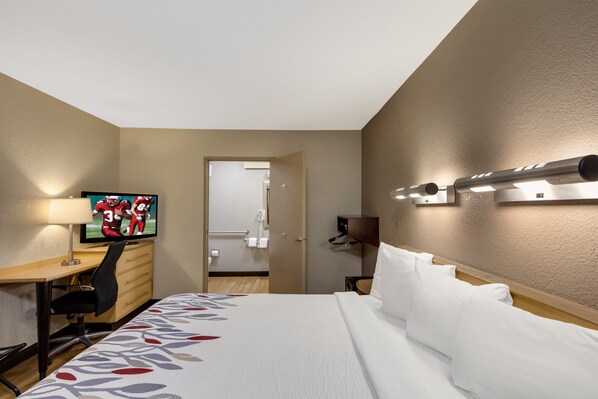 Desk, laptop workspace, blackout curtains, iron/ironing board - Red Roof Inn Asheville - Biltmore West (Asheville)