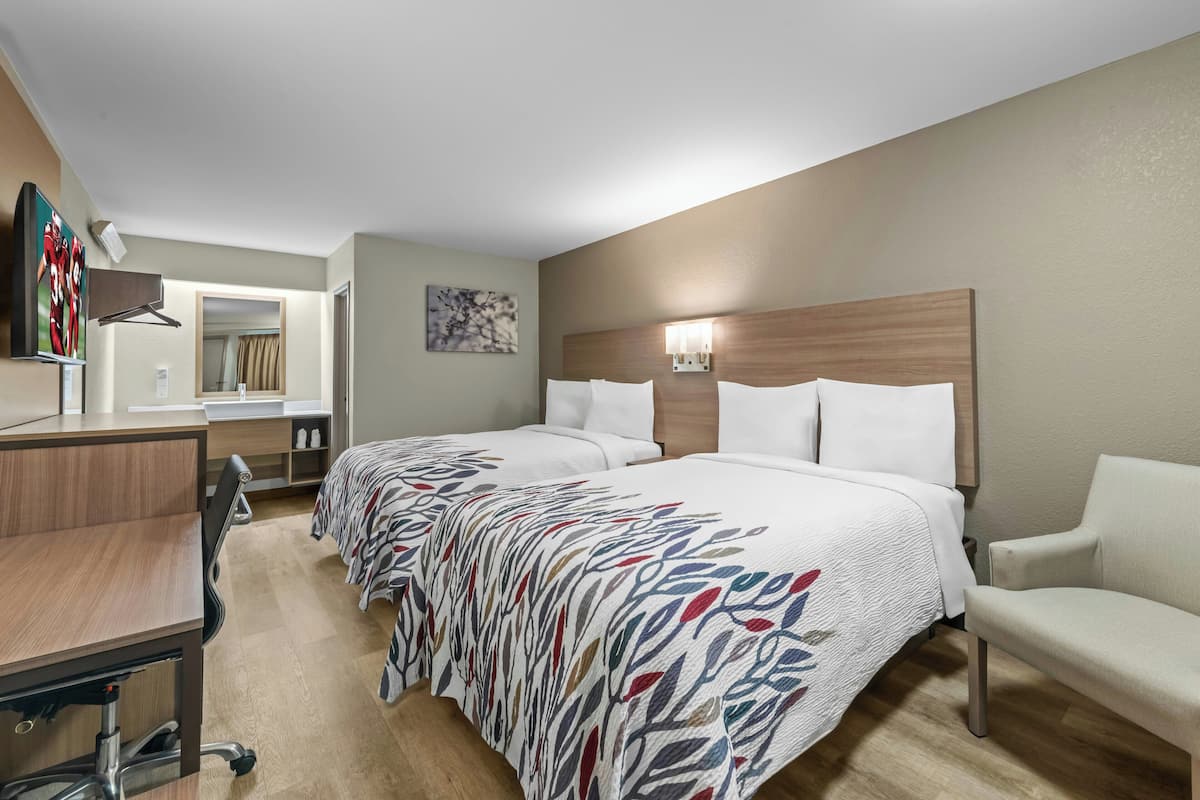 Deluxe Room, 2 Katil Kelamin (Double) (Smoke Free) | Meja, ruang kerja komputer riba, langsir/tirai gelap terus 