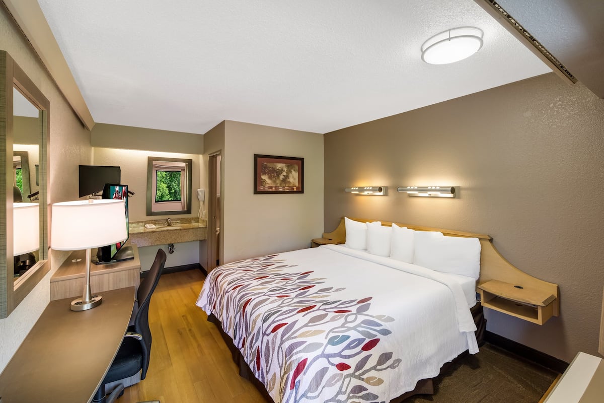 Standard Room, 1 King Bed (Smoke Free) | Desk, laptop workspace, blackout drapes, iron/ironing board