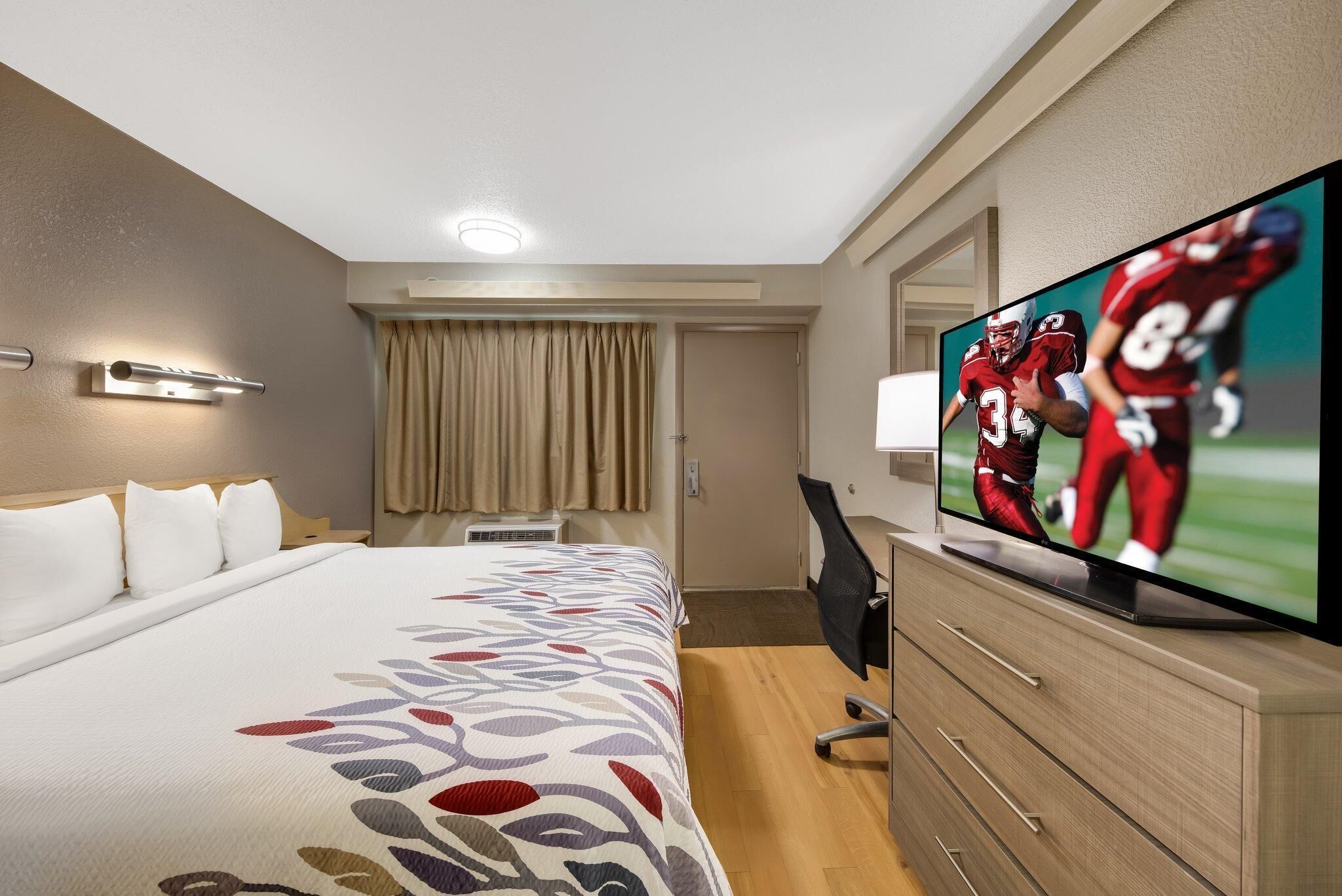Deluxe Room, 1 King Bed (Smoke Free) | Desk, laptop workspace, blackout drapes, iron/ironing board