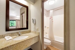 Habitación estándar, 1 cama de matrimonio grande (Smoke Free) | Baño | Secador de pelo, toallas, jabón y champú