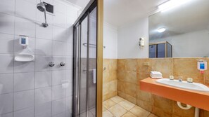 Standard Queen Room | Bathroom | Free toiletries, hair dryer, towels, soap