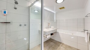 Deluxe Spa Suite | Bathroom | Free toiletries, hair dryer, towels, soap - City Reach Motel (Wangaratta)