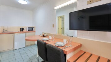 冰箱、微波炉、茶具/咖啡用具、电热水壶