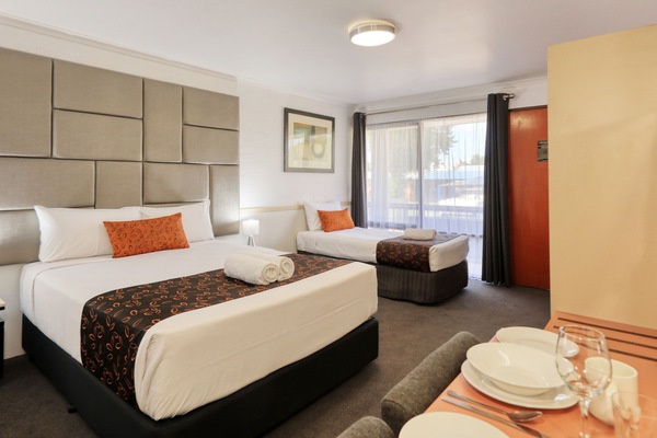 Standard Twin Room | Living area | 50-inch TV with satellite channels