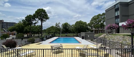 Piscina externa sazonal, funciona das 10h às 20h, guarda-sóis