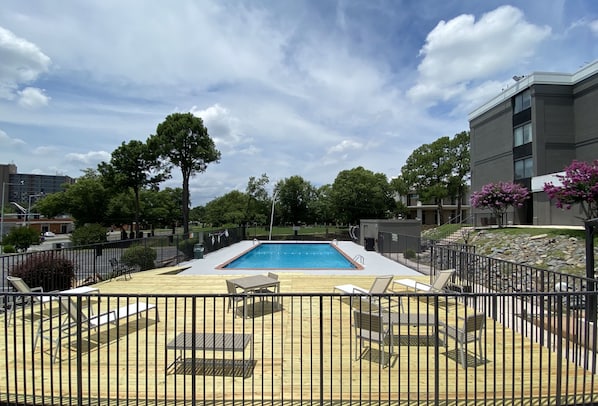 Piscina externa sazonal, funciona das 10h às 20h, guarda-sóis