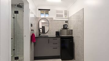 Refrigerador, microondas, cafetera/tetera, tetera/pava eléctrica