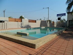 Una piscina al aire libre