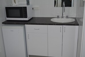Kühlschrank, Mikrowelle, Wasserkocher mit Kaffee-/Teezubehör