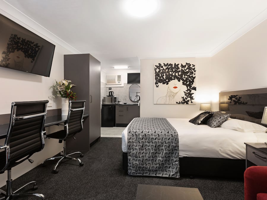 Quarto luxo, 1 quarto, para não fumantes, vista para a piscina | Área de estar | TV LED 80 cm com canais a cabo, TV