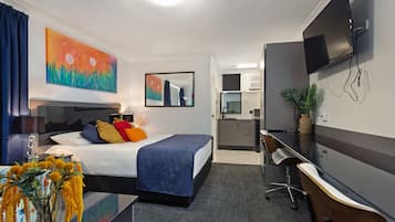 Corporate Queen Room | Egyptian cotton sheets, premium bedding, pillow-top beds, desk