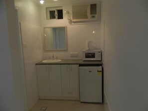 Habitación estándar con 2 camas individuales, cocineta | Cocineta privada | Refrigerador, microondas, cafetera y tetera y tetera eléctrica 