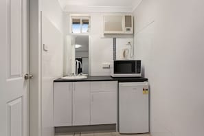 Business-Zimmer | Badezimmer | Dusche, Regendusche, kostenlose Toilettenartikel, Haartrockner