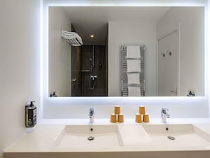 Sängtillbehör av högsta kvalitet, skrivbord och mörkläggningsgardiner