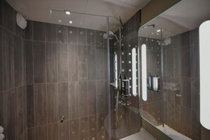 Dusche, umweltfreundliche Kosmetikartikel, Haartrockner, Handtücher