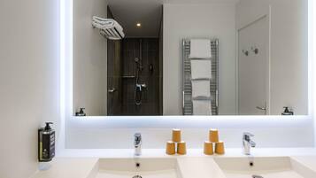 Literie de qualité supérieure, bureau, rideaux occultants