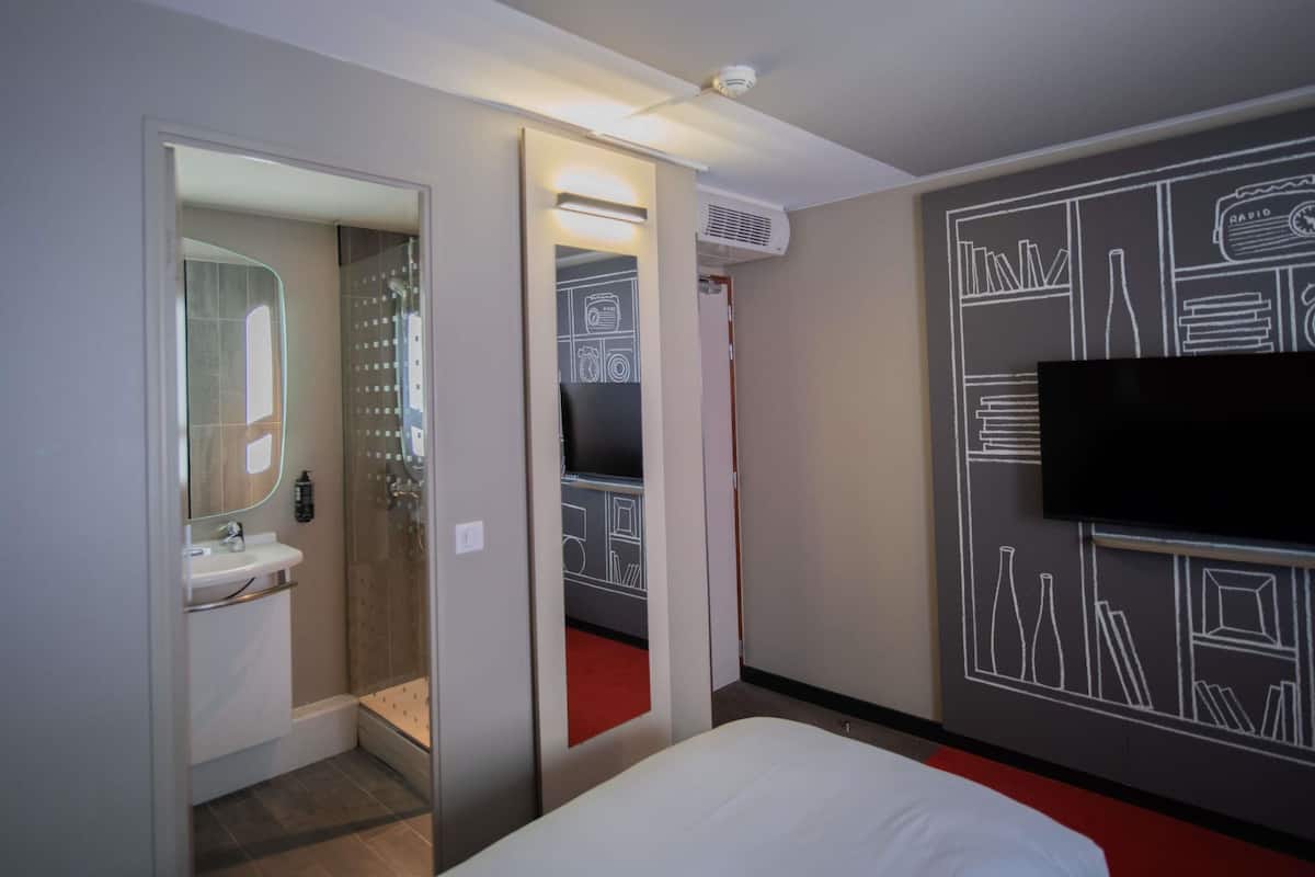 Rom – standard, 2 enkeltsenger | Sengetøy av topp kvalitet, skrivebord, blendingsgardiner og lydisolert