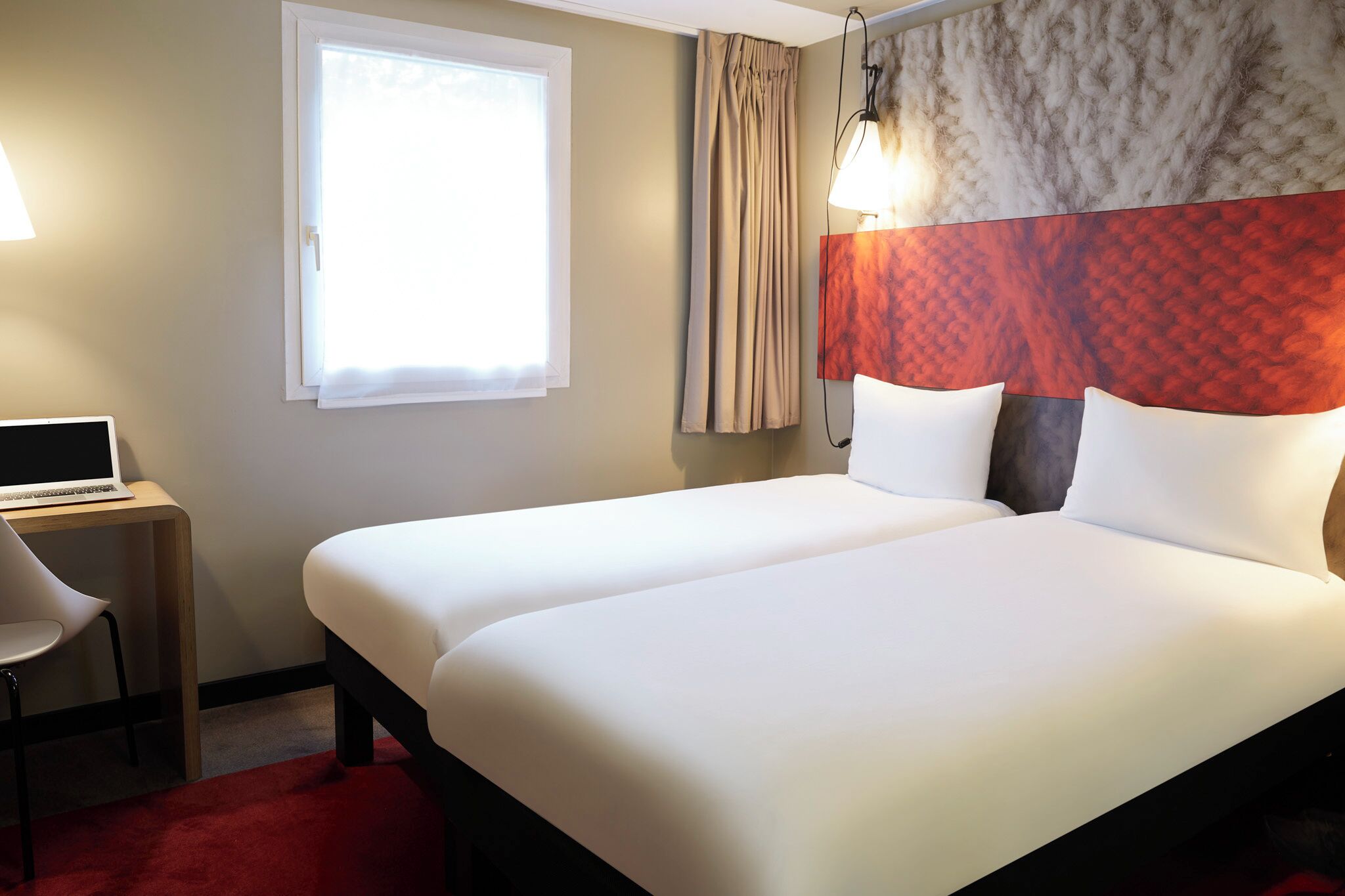 Ropa de cama de alta calidad, escritorio y cortinas blackout 