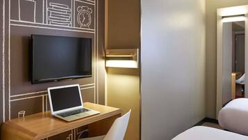 Ropa de cama de alta calidad, escritorio, cortinas opacas