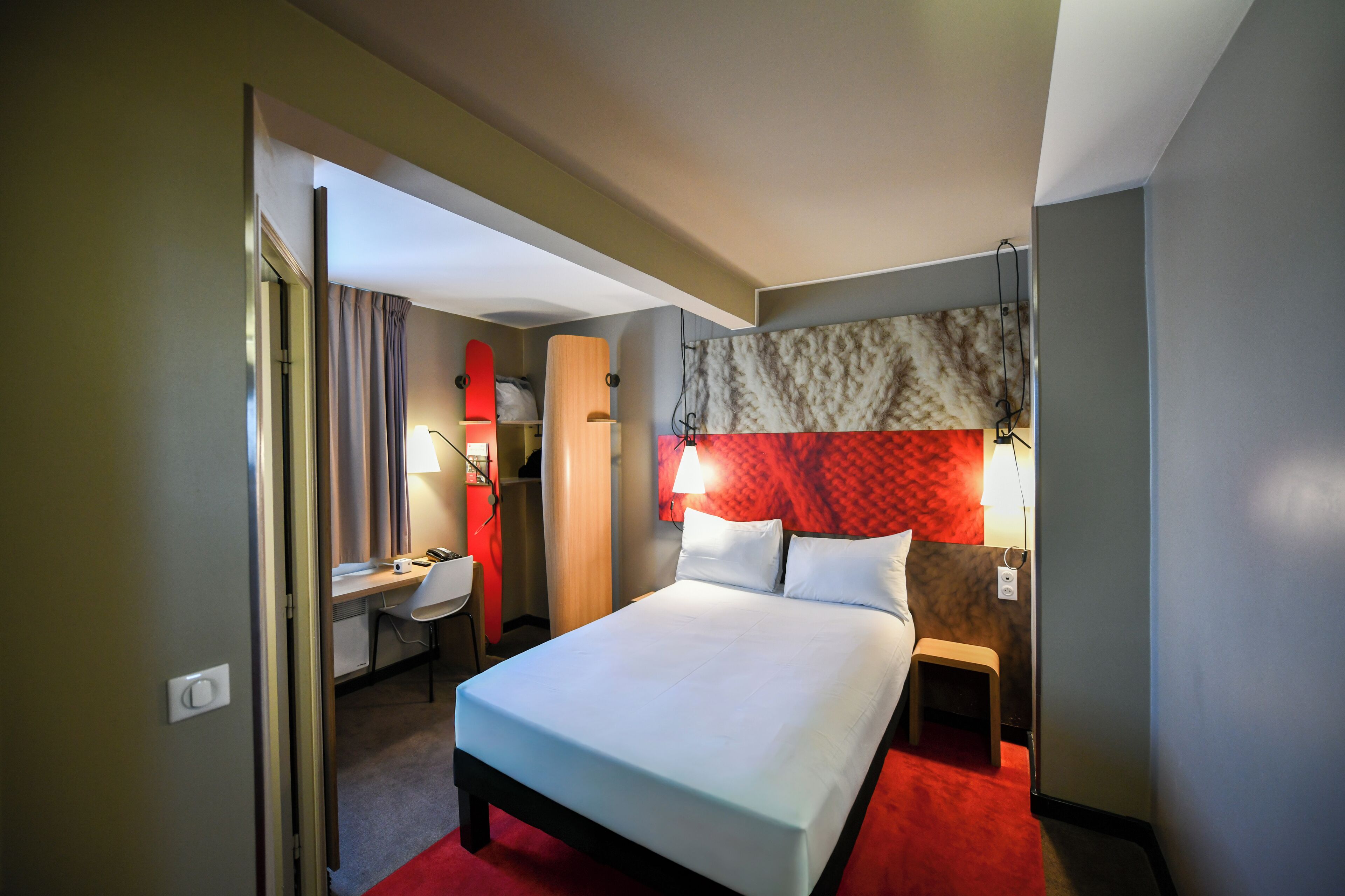 Ropa de cama de alta calidad, escritorio y cortinas blackout 