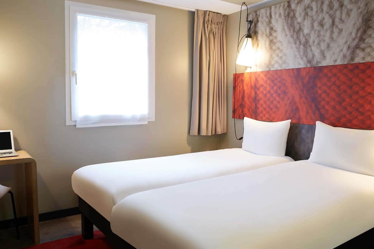 Rom – standard, 2 enkeltsenger | Sengetøy av topp kvalitet, skrivebord, blendingsgardiner og lydisolert