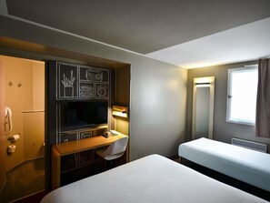 Roupas de cama premium, escrivaninha, cortinas blackout