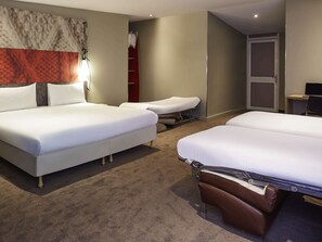 Roupas de cama premium, escrivaninha, cortinas blackout