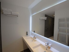 Premium bedding, desk, blackout drapes, soundproofing - Ibis Paris Canal Saint Martin (Paris)