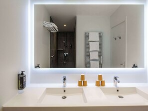Produtos de toalete biodegradáveis, secador de cabelo, toalhas de banho 