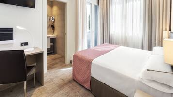 Een minibar, een kluis op de kamer, een bureau, verduisterende gordijnen