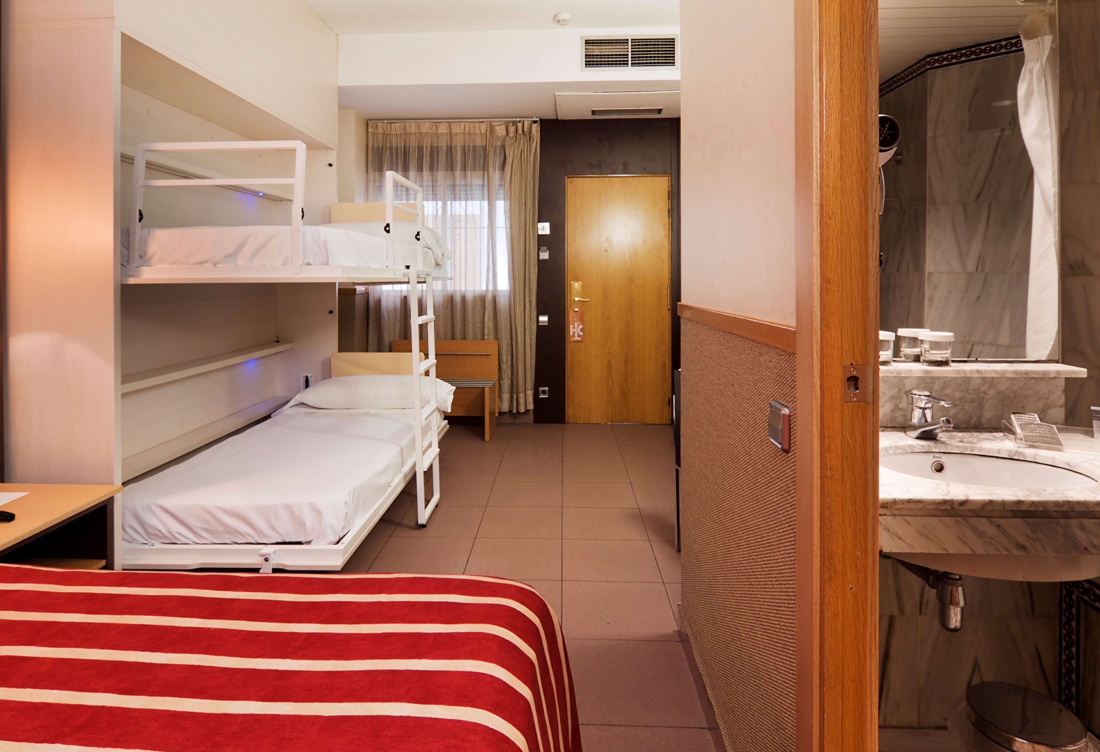 Een minibar, een kluis op de kamer, een bureau, verduisterende gordijnen