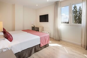 Minibar, caja fuerte, escritorio y cortinas opacas