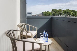 Minibar, caja fuerte, escritorio y cortinas opacas