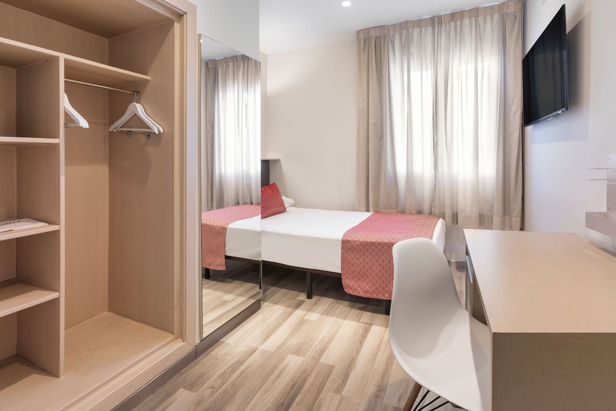Chambre Simple | Minibar, coffres-forts dans les chambres, bureau, rideaux occultants