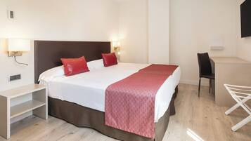 Minibar, coffres-forts dans les chambres, bureau, rideaux occultants