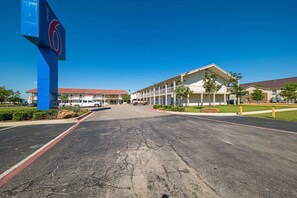Property entrance - Motel 6 Dallas, TX - Farmers Branch (Farmers Branch)