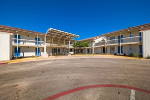Property entrance - Motel 6 Dallas, TX - Farmers Branch (Farmers Branch)