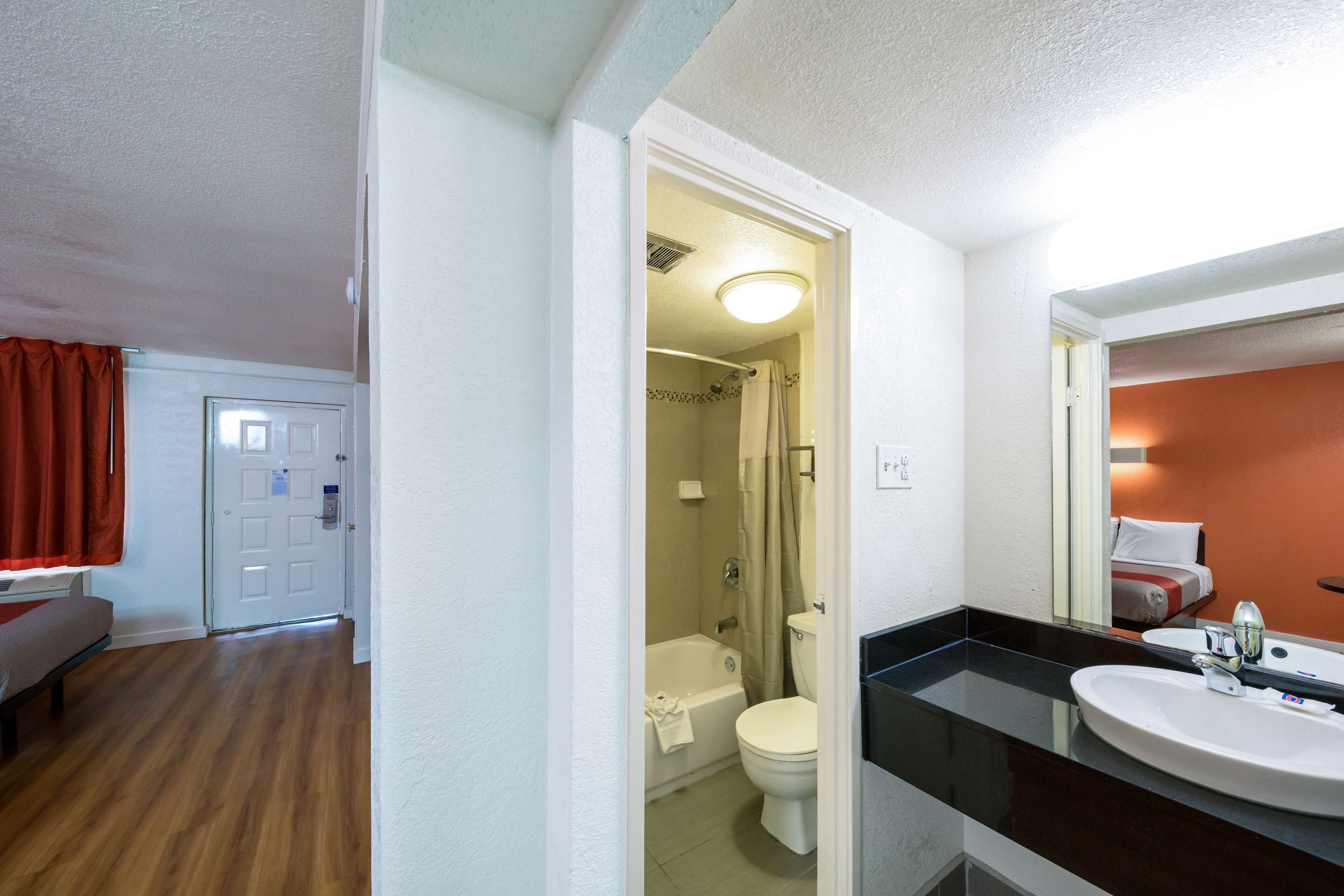 Een hotelbadkamer met een bad, toilet en wastafel.