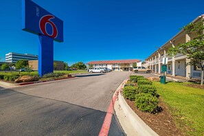 Property entrance - Motel 6 Dallas, TX - Farmers Branch (Farmers Branch)