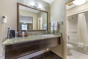 Articles de toilette gratuits, sèche-cheveux, serviettes fournies