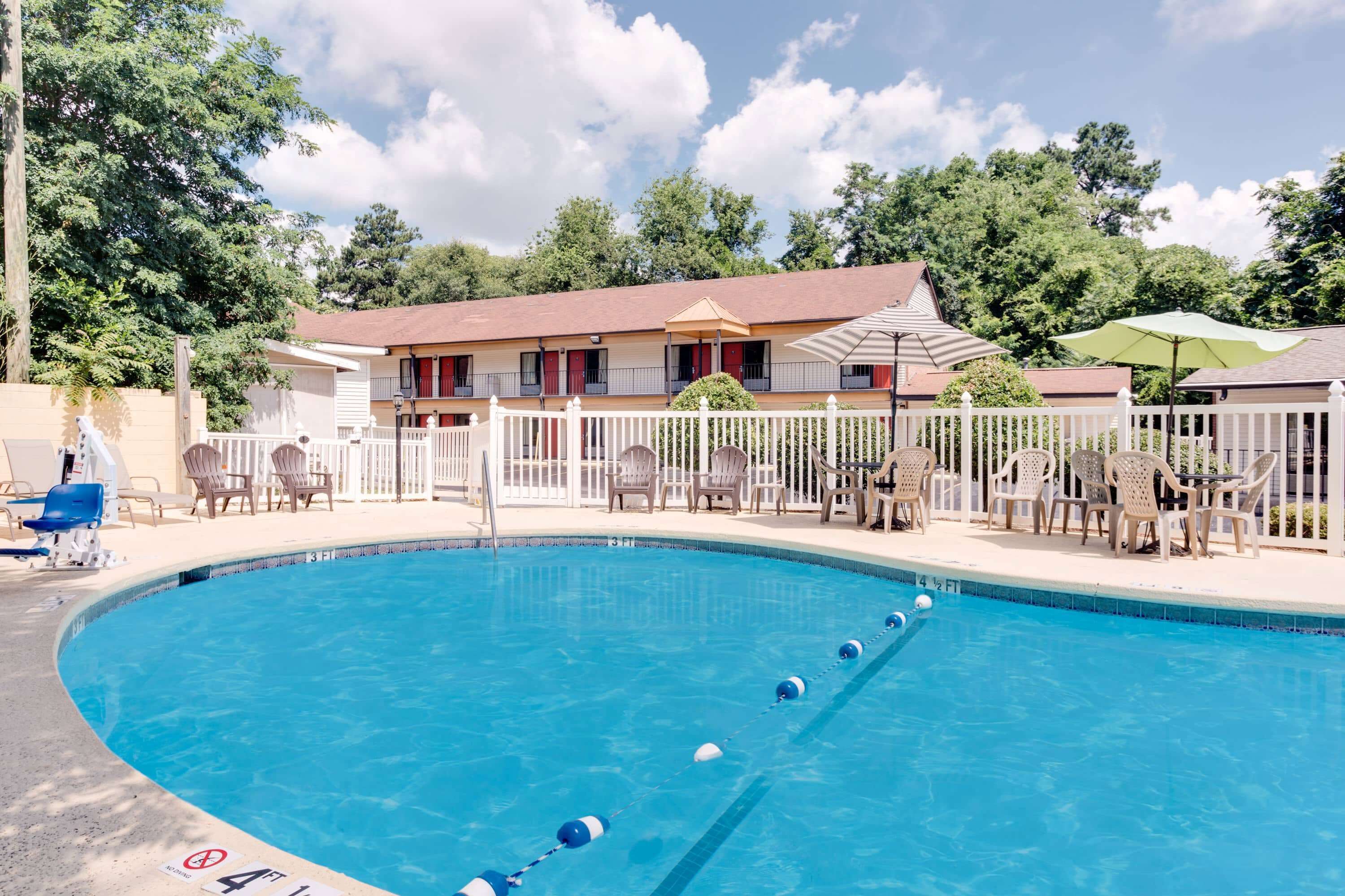 حمّام سباحة خارجي موسمي، مظلات على حمّام  السباحة، مقاعد للتشمس