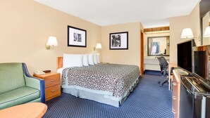 Desk, blackout drapes, rollaway beds (surcharge), WiFi (free) - Americas Best Value Inn Aiken (Aiken)