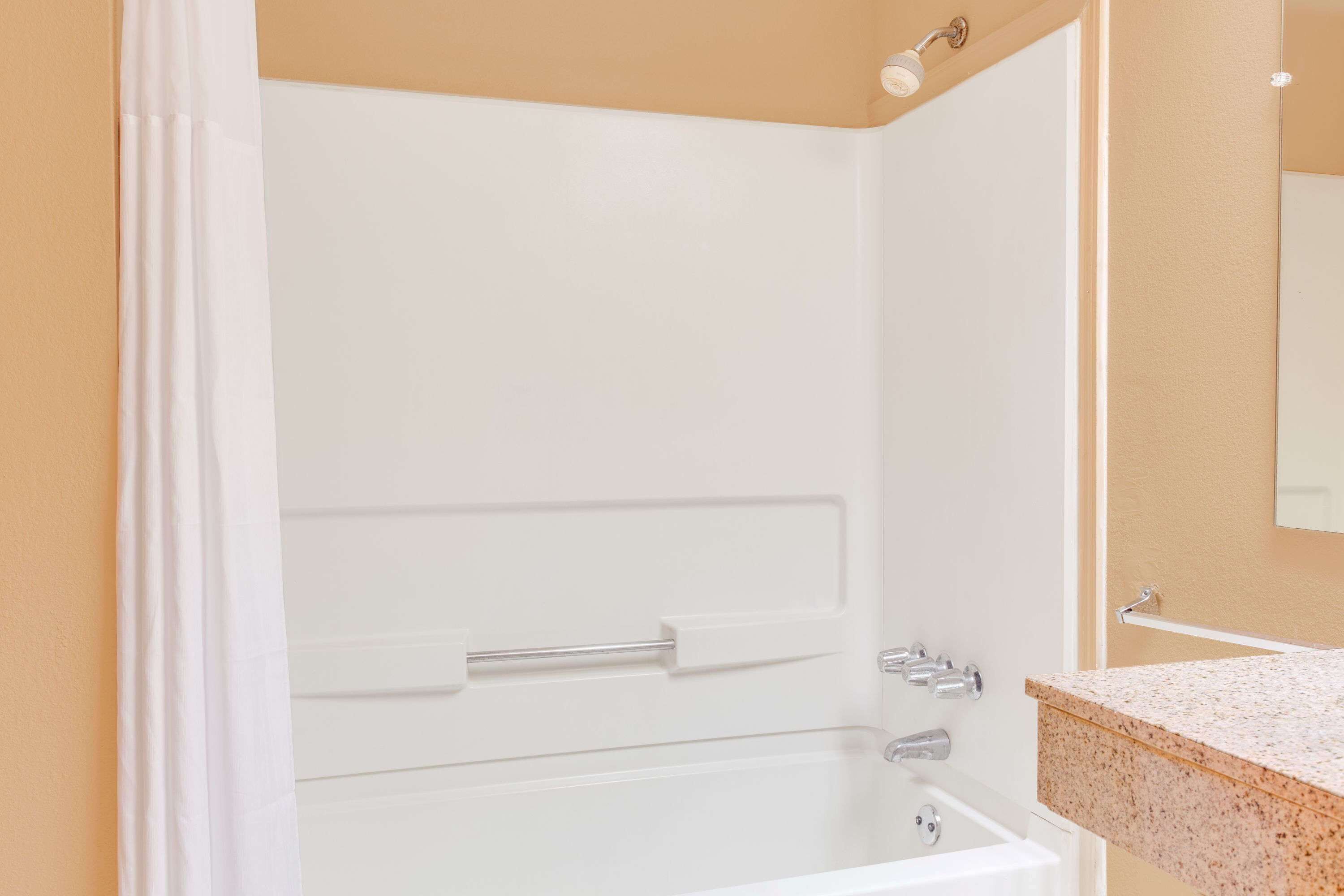 Combined shower/tub, deep soaking tub, hydromassage showerhead